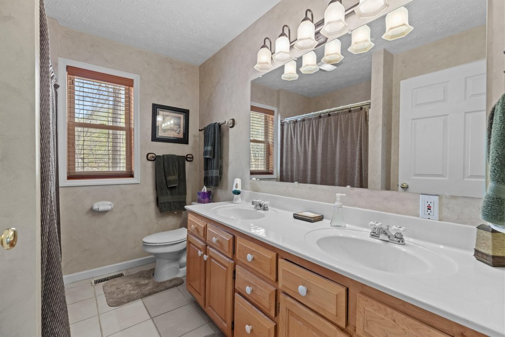 Dandridge, Tennessee, 37725, United States, 3 Bedrooms Bedrooms, ,3.5 BathroomsBathrooms,Residential,Forsale,1918878