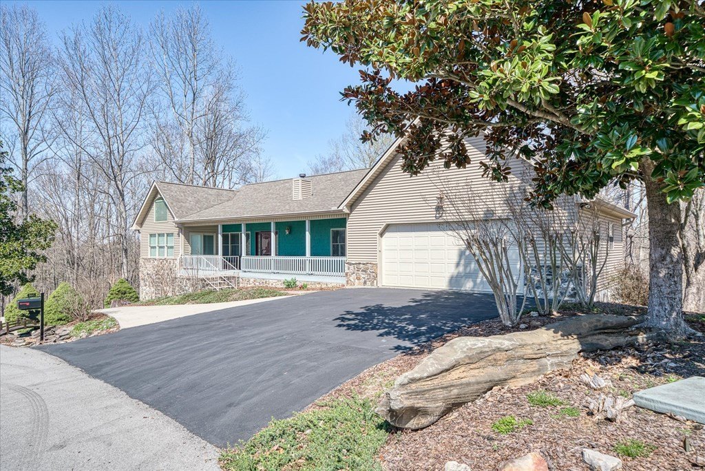 Byrdstown, Tennessee, 38549, United States, 3 Bedrooms Bedrooms, ,3 BathroomsBathrooms,Residential,Forsale,1886007