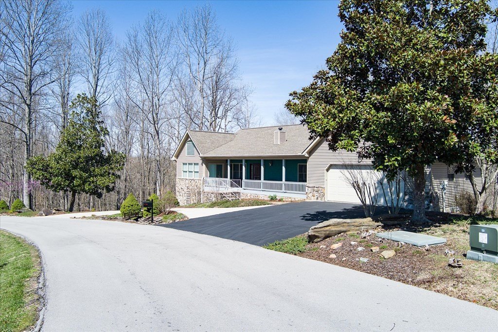 Byrdstown, Tennessee, 38549, United States, 3 Bedrooms Bedrooms, ,3 BathroomsBathrooms,Residential,Forsale,1886007