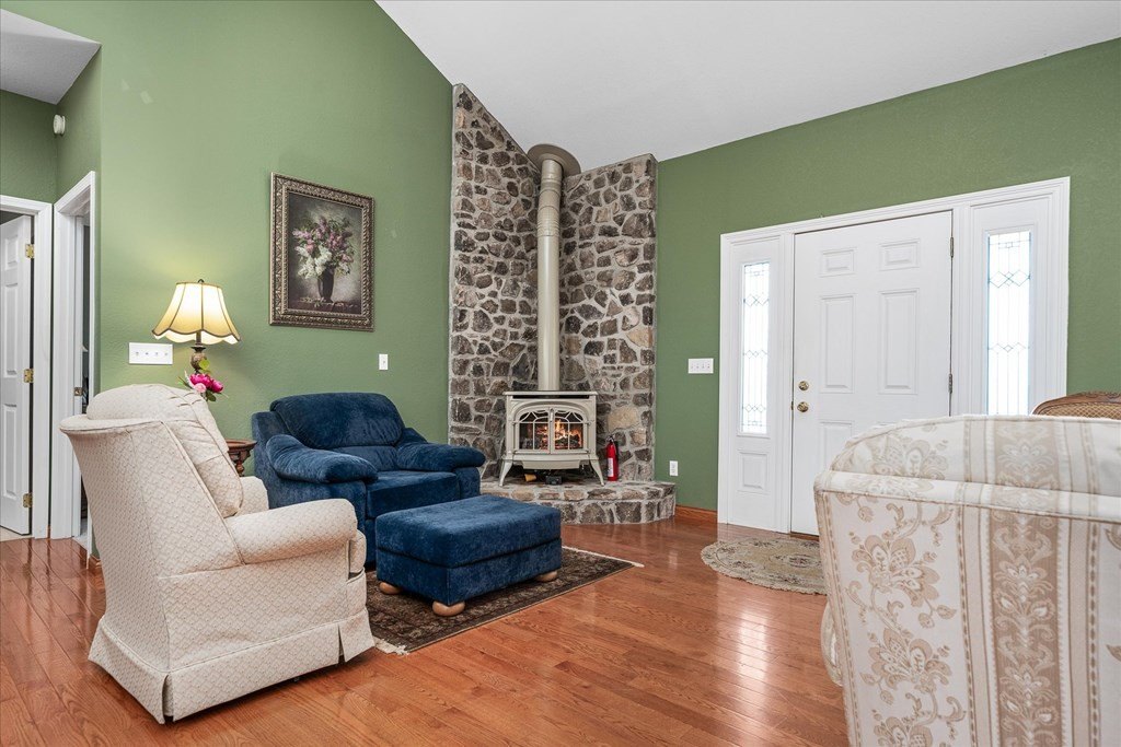 Byrdstown, Tennessee, 38549, United States, 3 Bedrooms Bedrooms, ,3 BathroomsBathrooms,Residential,Forsale,1886007