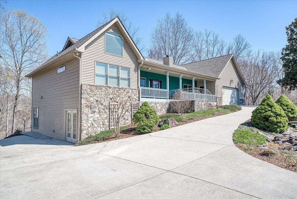 Byrdstown, Tennessee, 38549, United States, 3 Bedrooms Bedrooms, ,3 BathroomsBathrooms,Residential,Forsale,1886007