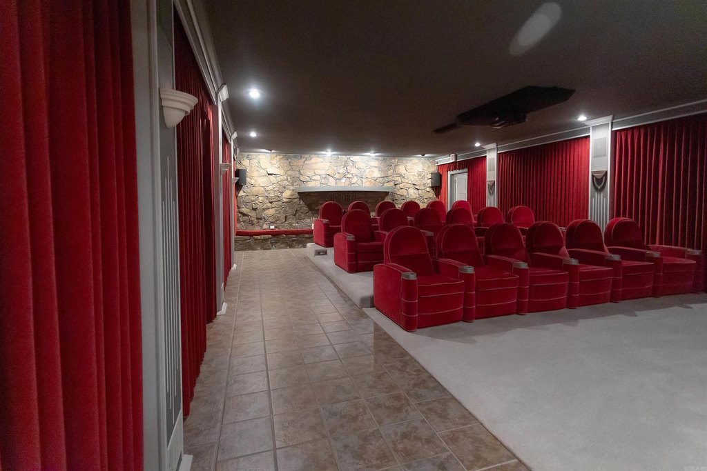 Russellville, Arkansas, 72802, United States, 7 Bedrooms Bedrooms, ,5.5 BathroomsBathrooms,Residential,Forsale,1959557