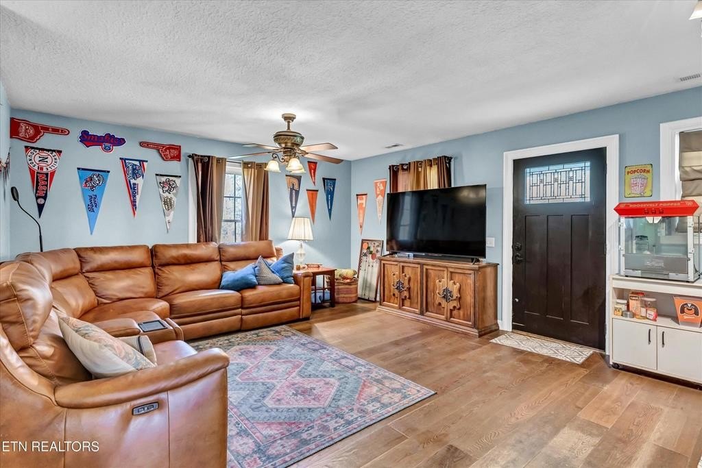 Deer Lodge, Tennessee, 37726, United States, 4 Bedrooms Bedrooms, ,3 BathroomsBathrooms,Residential,Forsale,1929840