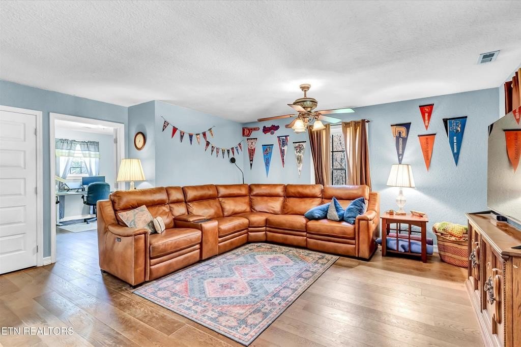 Deer Lodge, Tennessee, 37726, United States, 4 Bedrooms Bedrooms, ,3 BathroomsBathrooms,Residential,Forsale,1929840