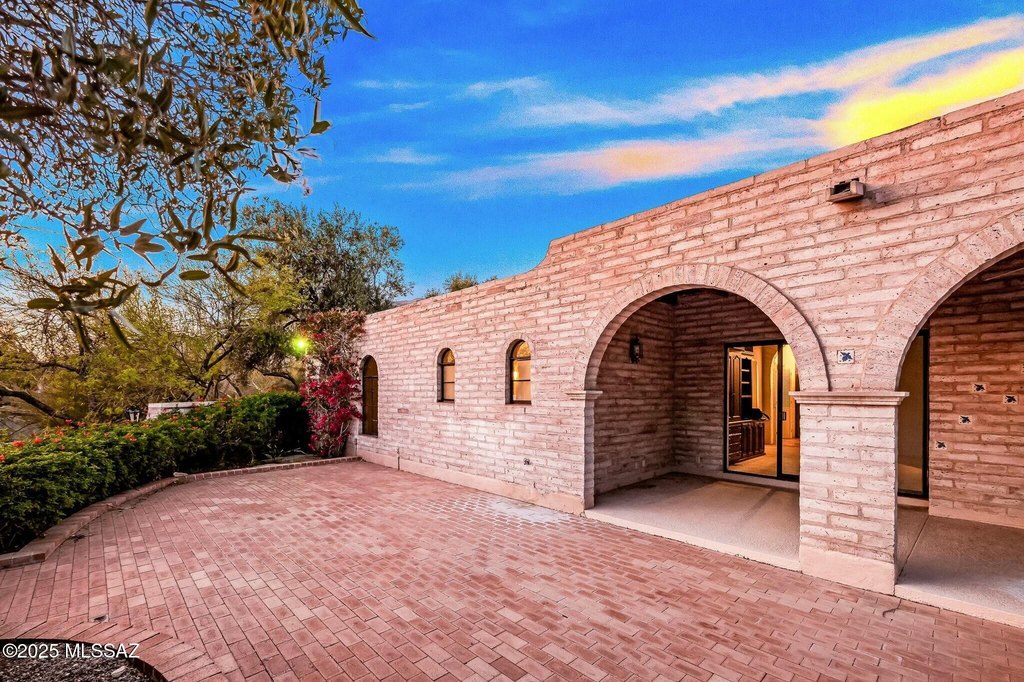 Tucson, Arizona, 85718, United States, 3 Bedrooms Bedrooms, ,2 BathroomsBathrooms,Residential,Forsale,1893844