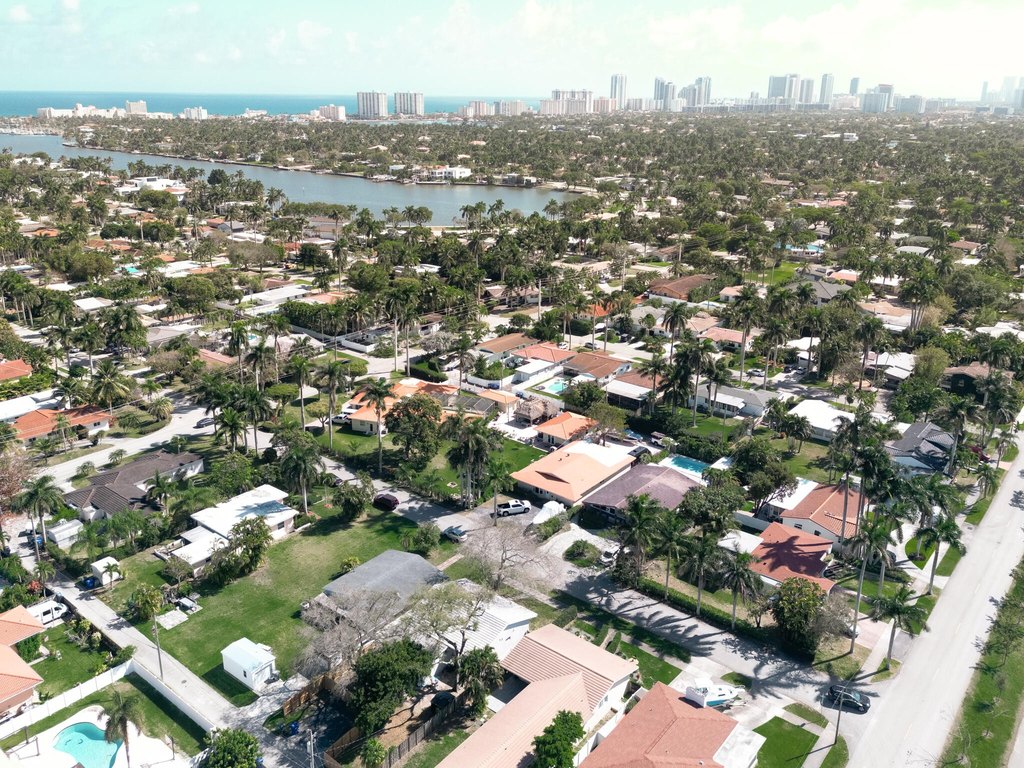 Hollywood, Florida, 33019, United States, 3 Bedrooms Bedrooms, ,2 BathroomsBathrooms,Residential,Forsale,2009886