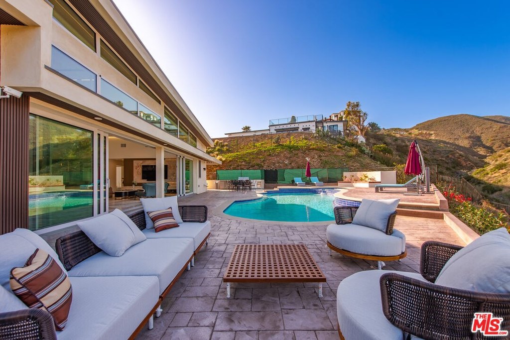 Malibu, California, 90265, United States, 3 Bedrooms Bedrooms, ,3 BathroomsBathrooms,Residential,Forsale,1922127
