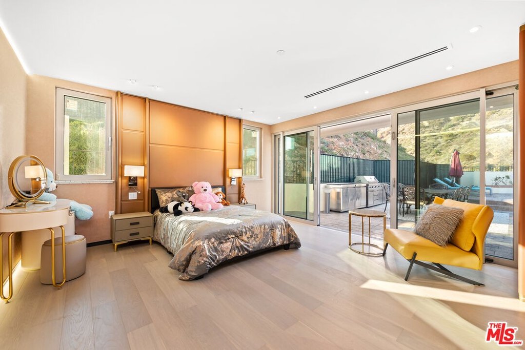 Malibu, California, 90265, United States, 3 Bedrooms Bedrooms, ,3 BathroomsBathrooms,Residential,Forsale,1922127