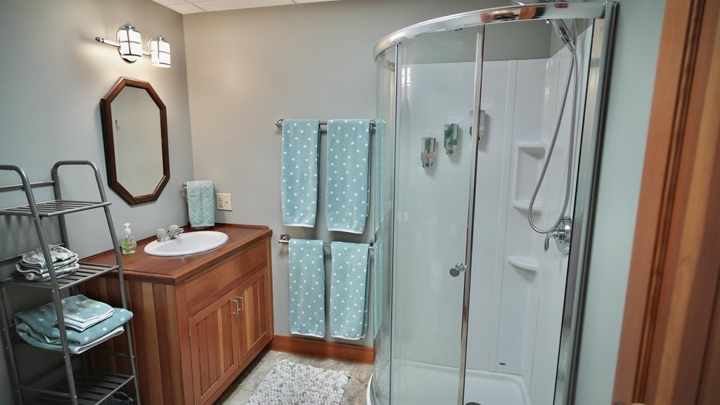Gilford, New Hampshire, 03249, United States, 5 Bedrooms Bedrooms, ,2 BathroomsBathrooms,Residential,Forsale,1933942