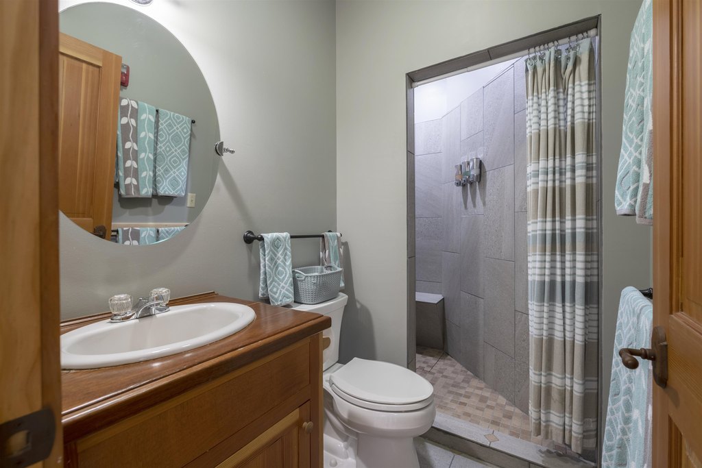 Gilford, New Hampshire, 03249, United States, 5 Bedrooms Bedrooms, ,2 BathroomsBathrooms,Residential,Forsale,1933942