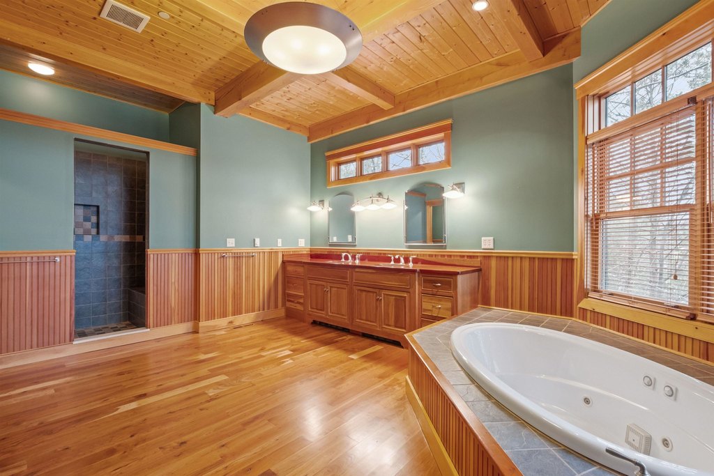 Alton, New Hampshire, 03810, United States, 5 Bedrooms Bedrooms, ,5.5 BathroomsBathrooms,Residential,Forsale,1933955