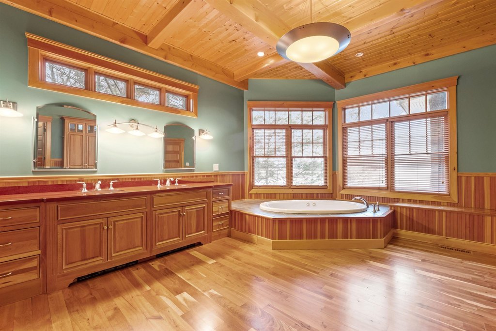 Alton, New Hampshire, 03810, United States, 5 Bedrooms Bedrooms, ,5.5 BathroomsBathrooms,Residential,Forsale,1933955