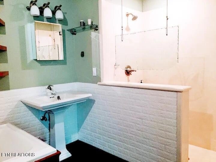 Kingston, Tennessee, 37763, United States, 2 Bedrooms Bedrooms, ,1 BathroomBathrooms,Residential,Forsale,1893805