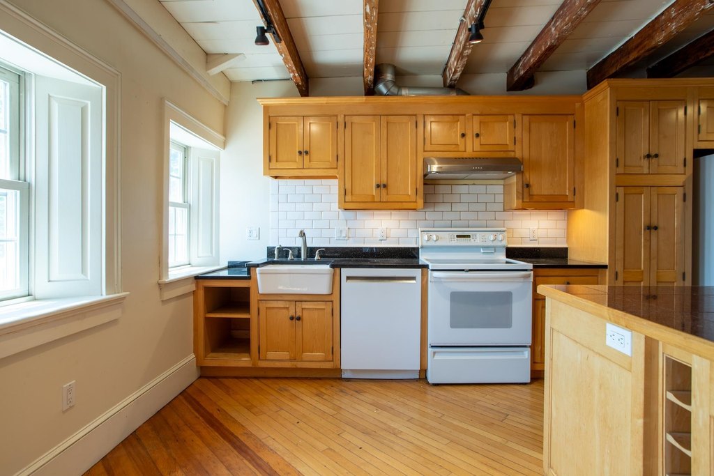 Portsmouth, New Hampshire, 03801, United States, 2 Bedrooms Bedrooms, ,2 BathroomsBathrooms,Residential,Forsale,1934006