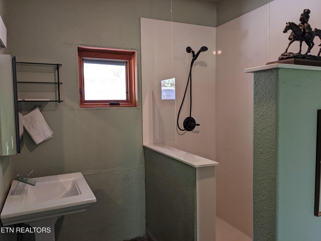 Kingston, Tennessee, 37763, United States, 2 Bedrooms Bedrooms, ,1 BathroomBathrooms,Residential,Forsale,1893805