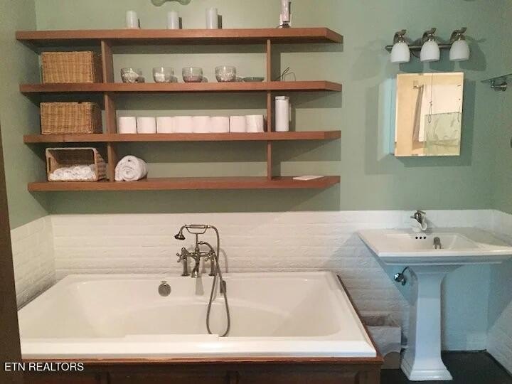 Kingston, Tennessee, 37763, United States, 2 Bedrooms Bedrooms, ,1 BathroomBathrooms,Residential,Forsale,1893805