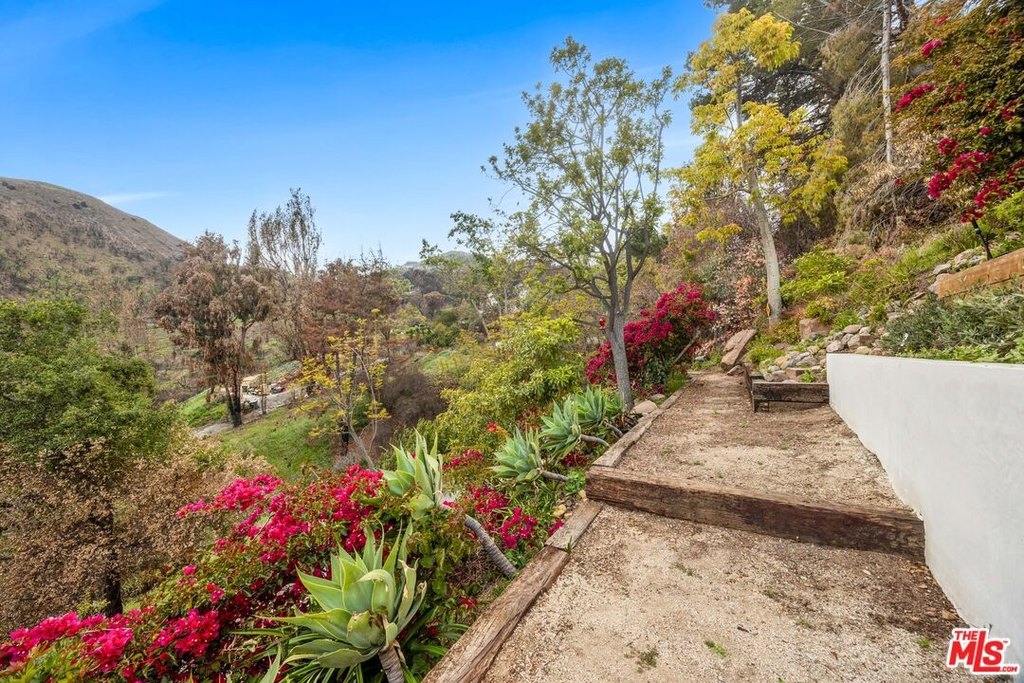 Malibu, California, 90265, United States, 4 Bedrooms Bedrooms, ,3.5 BathroomsBathrooms,Residential,Forsale,1922122