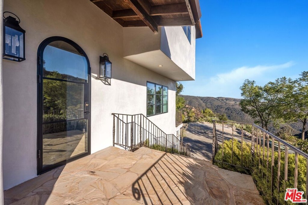 Malibu, California, 90265, United States, 4 Bedrooms Bedrooms, ,3.5 BathroomsBathrooms,Residential,Forsale,1922122