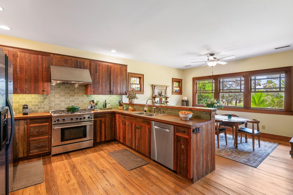 Apalachiacola, Florida, 32320, United States, 5 Bedrooms Bedrooms, ,5 BathroomsBathrooms,Residential,Forsale,1946766