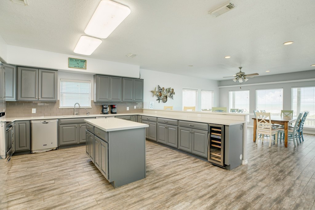 Surfside Beach, Texas, 77541, United States, 10 Bedrooms Bedrooms, ,6 BathroomsBathrooms,Residential,Forsale,1889081