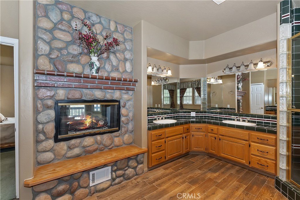 Lake Arrowhead, California, 92352, United States, 5 Bedrooms Bedrooms, ,5 BathroomsBathrooms,Residential,Forsale,1886300