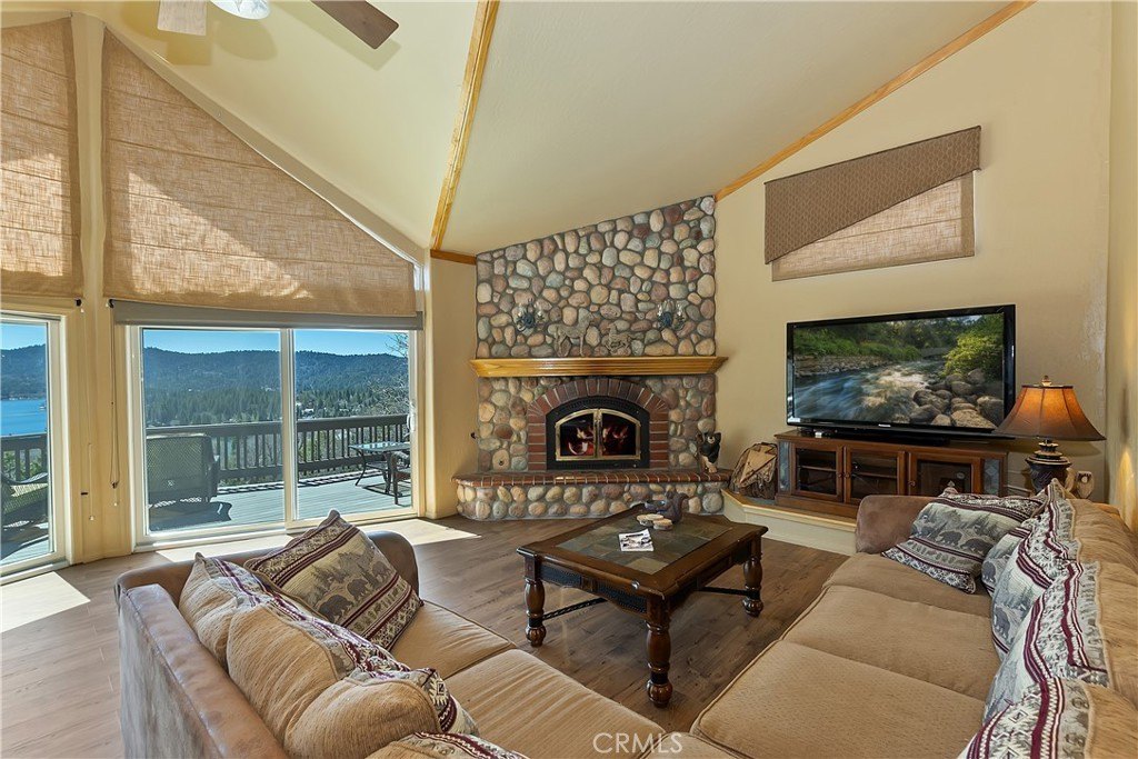 Lake Arrowhead, California, 92352, United States, 5 Bedrooms Bedrooms, ,5 BathroomsBathrooms,Residential,Forsale,1886300