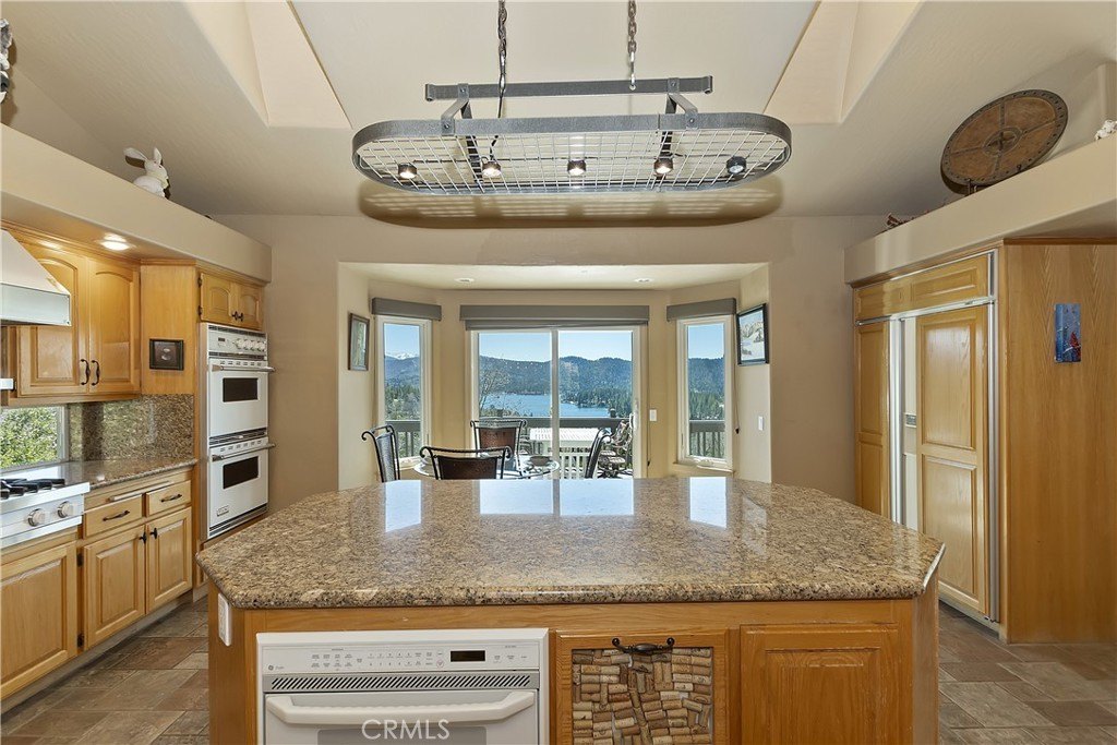 Lake Arrowhead, California, 92352, United States, 5 Bedrooms Bedrooms, ,5 BathroomsBathrooms,Residential,Forsale,1886300