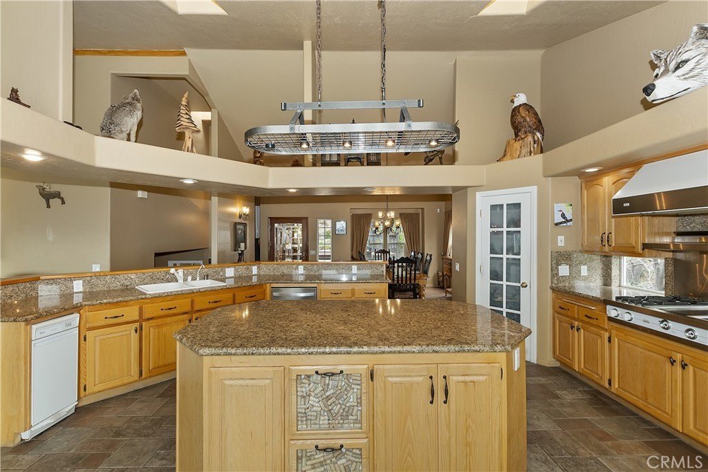 Lake Arrowhead, California, 92352, United States, 5 Bedrooms Bedrooms, ,5 BathroomsBathrooms,Residential,Forsale,1886300