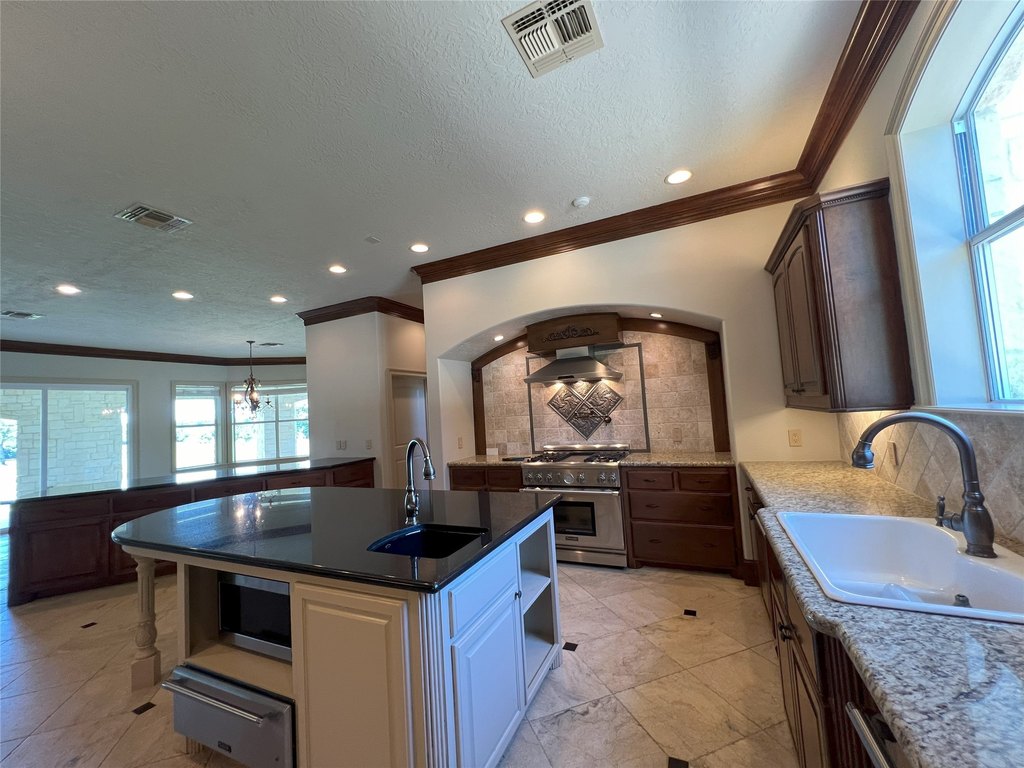 Montgomery, Texas, 77356, United States, 11 Bedrooms Bedrooms, ,8.5 BathroomsBathrooms,Residential,Forsale,1953054