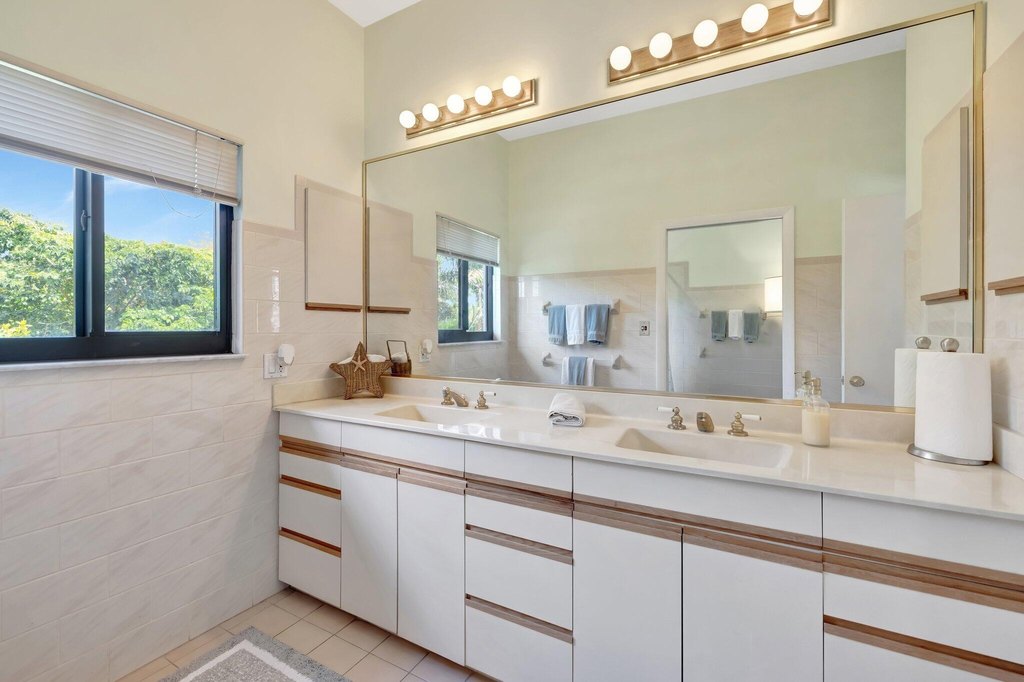 Wilton Manors, Florida, 33305, United States, 4 Bedrooms Bedrooms, ,3.5 BathroomsBathrooms,Residential,Forsale,1886557