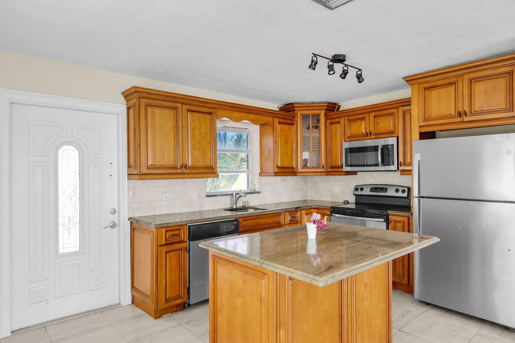 MARATHON, Florida, 33050, United States, 4 Bedrooms Bedrooms, ,3 BathroomsBathrooms,Residential,Forsale,1884615