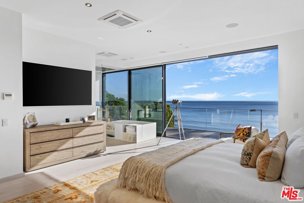 Malibu, California, 90265, United States, 3 Bedrooms Bedrooms, ,4 BathroomsBathrooms,Residential,Forsale,2009624