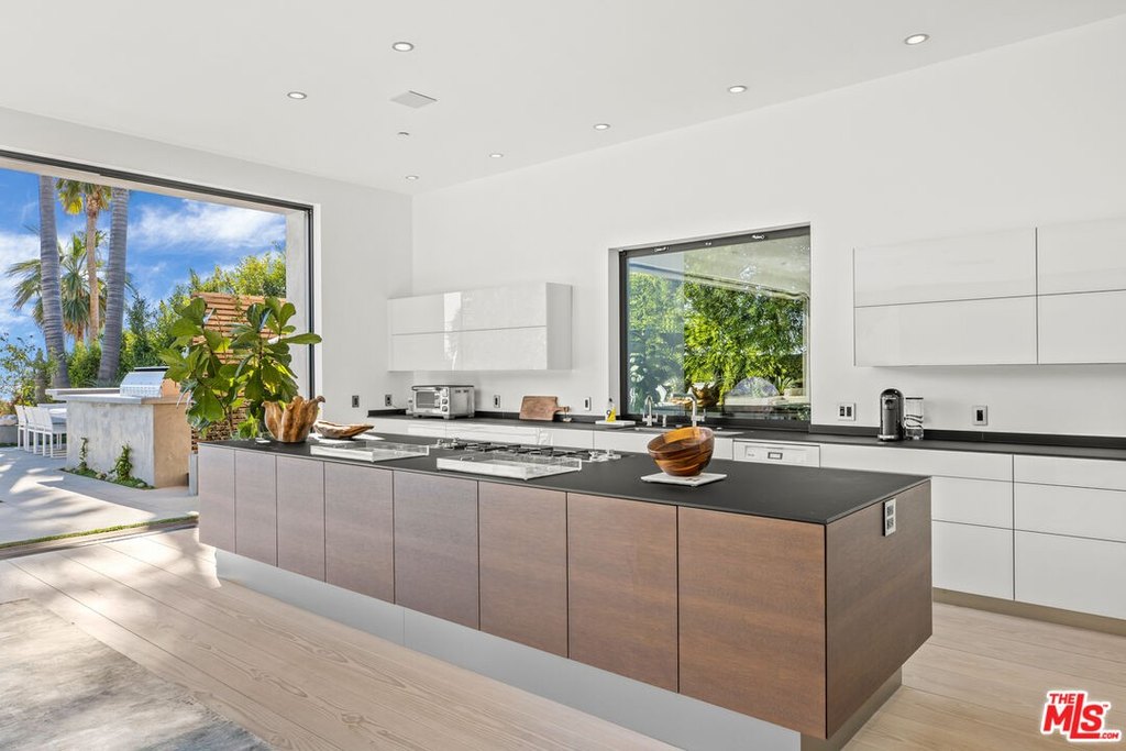 Malibu, California, 90265, United States, 3 Bedrooms Bedrooms, ,4 BathroomsBathrooms,Residential,Forsale,2009624