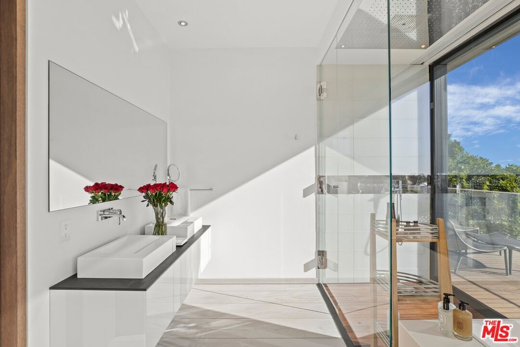 Malibu, California, 90265, United States, 3 Bedrooms Bedrooms, ,4 BathroomsBathrooms,Residential,Forsale,2009624