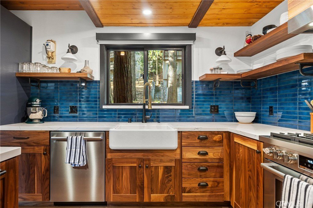 Lake Arrowhead, California, 92352, United States, 3 Bedrooms Bedrooms, ,2 BathroomsBathrooms,Residential,Forsale,1886296