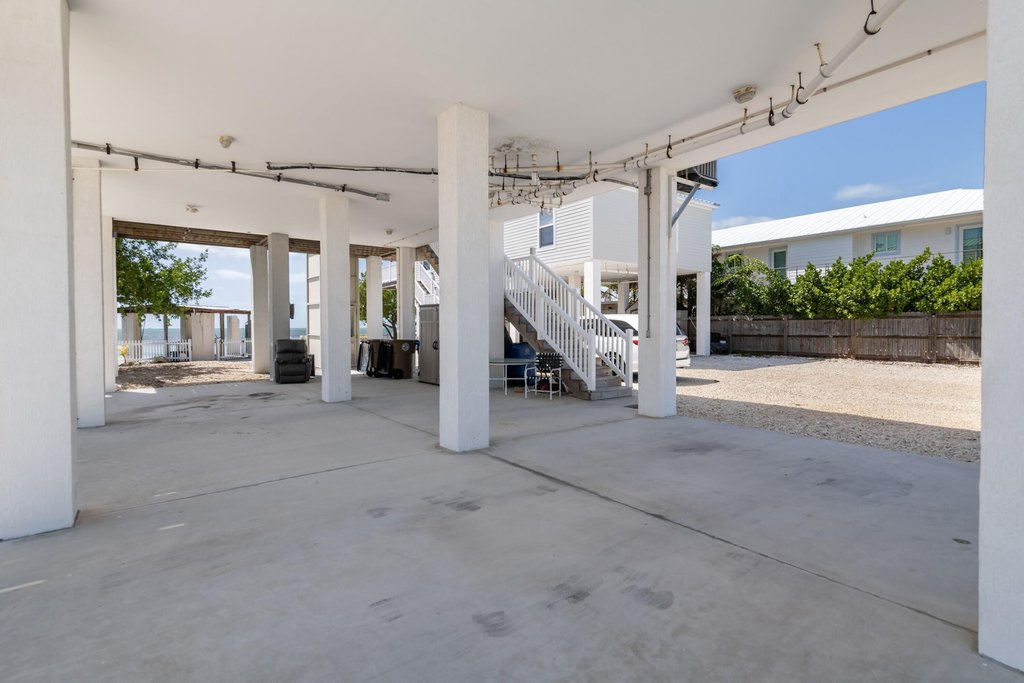 MARATHON, Florida, 33050, United States, 6 Bedrooms Bedrooms, ,4 BathroomsBathrooms,Residential,Forsale,1927577