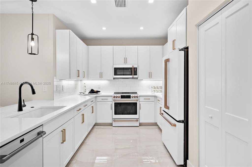 Fort Myers, Florida, 33913, United States, 3 Bedrooms Bedrooms, ,3.5 BathroomsBathrooms,Residential,Forsale,1913813