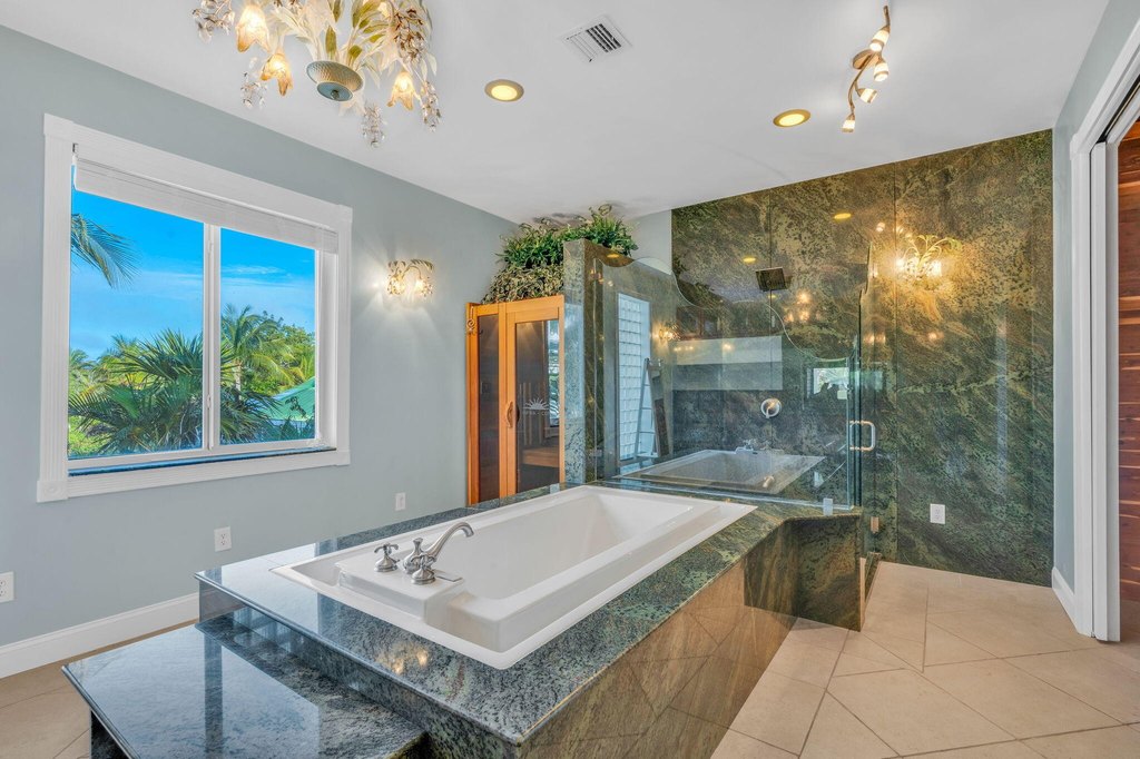 MARATHON, Florida, 33050, United States, 3 Bedrooms Bedrooms, ,4.5 BathroomsBathrooms,Residential,Forsale,1968275