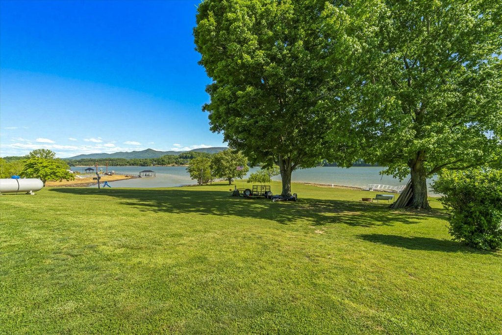 Dandridge, Tennessee, 37725, United States, 3 Bedrooms Bedrooms, ,2 BathroomsBathrooms,Residential,Forsale,1884062