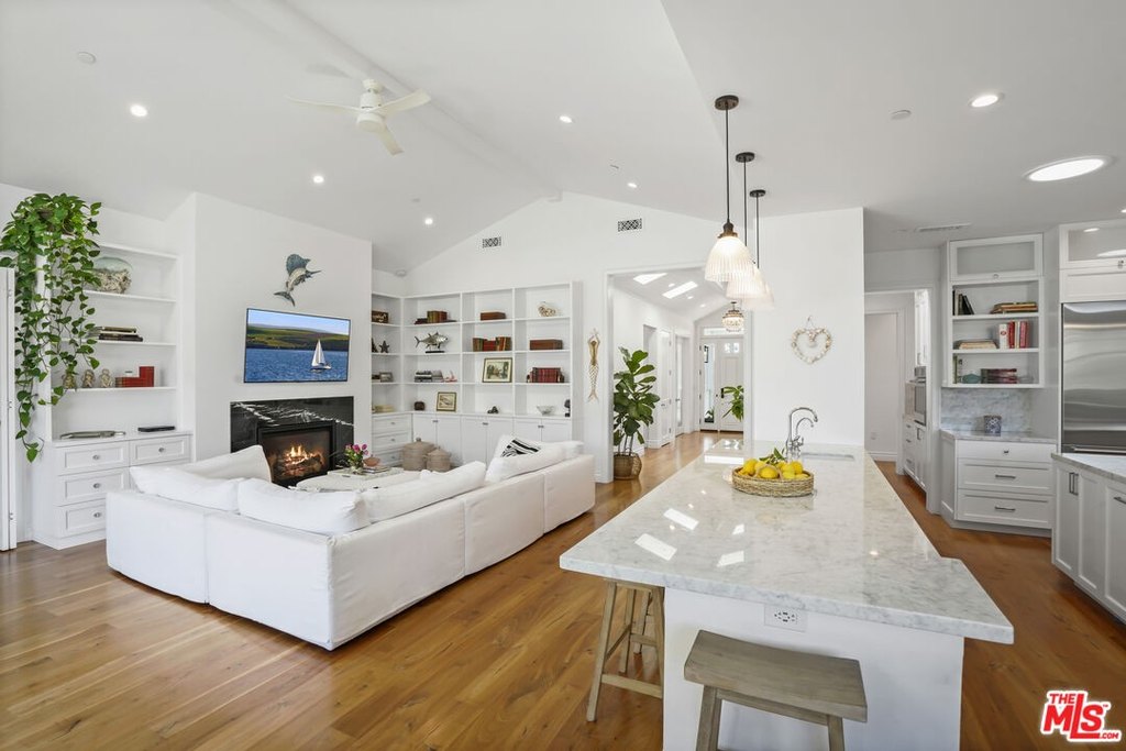 Malibu, California, 90265, United States, 5 Bedrooms Bedrooms, ,4.5 BathroomsBathrooms,Residential,Forsale,2001440