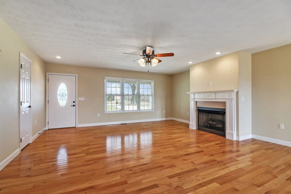Jamestown, Tennessee, 38556, United States, 2 Bedrooms Bedrooms, ,2 BathroomsBathrooms,Residential,Forsale,1886027