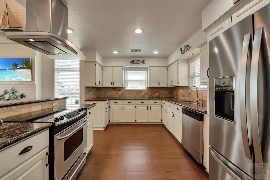 Tiki Island, Texas, 77554, United States, 3 Bedrooms Bedrooms, ,2 BathroomsBathrooms,Residential,Forsale,1972280