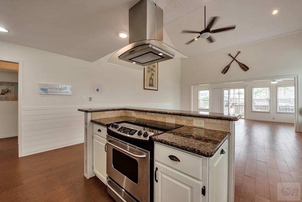 Tiki Island, Texas, 77554, United States, 3 Bedrooms Bedrooms, ,2 BathroomsBathrooms,Residential,Forsale,1972280