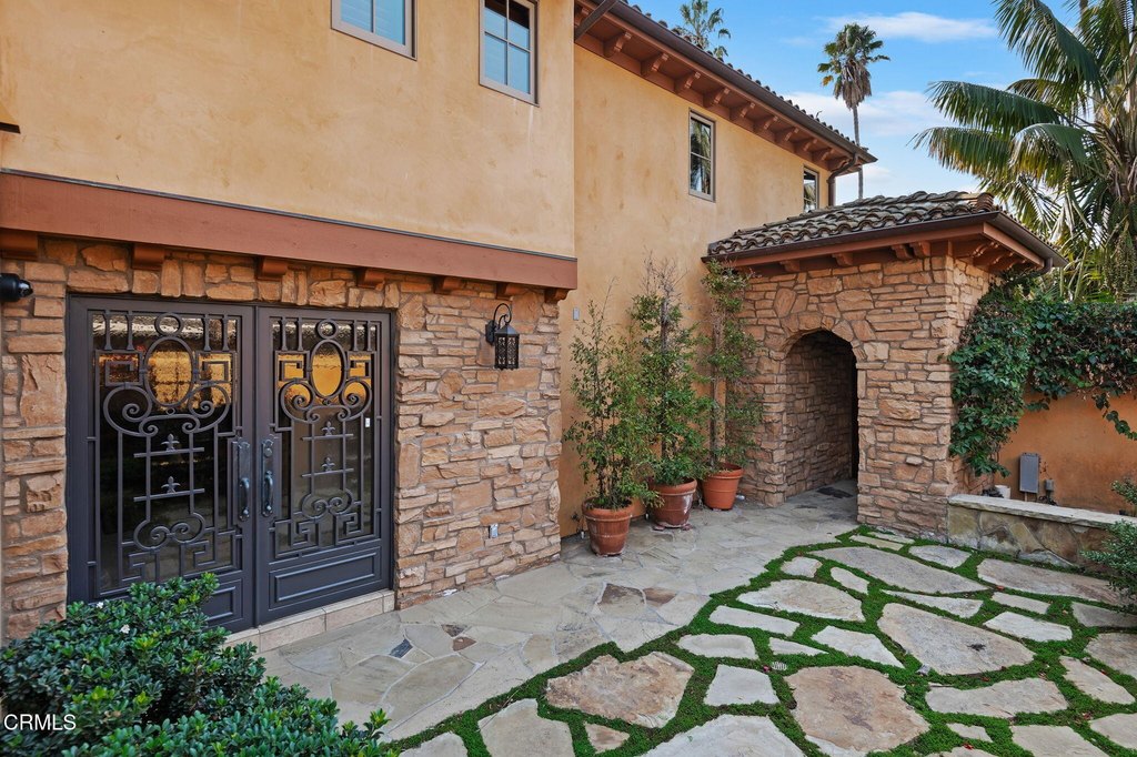 Ventura, California, 93001, United States, 3 Bedrooms Bedrooms, ,4 BathroomsBathrooms,Residential,Forsale,1883944