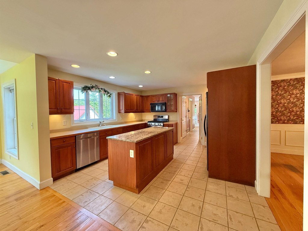 Bedford, New Hampshire, 03110, United States, 4 Bedrooms Bedrooms, ,2.5 BathroomsBathrooms,Residential,Forsale,1933928