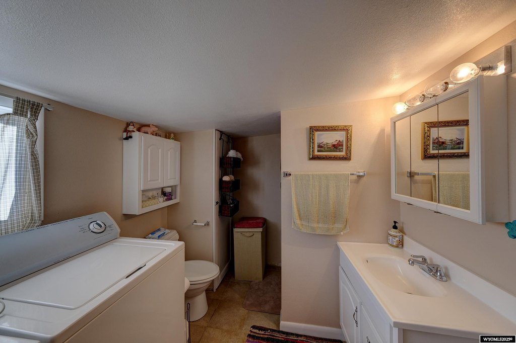 Kaycee, Wyoming, 82639, United States, 3 Bedrooms Bedrooms, ,Residential,Forsale,2003966