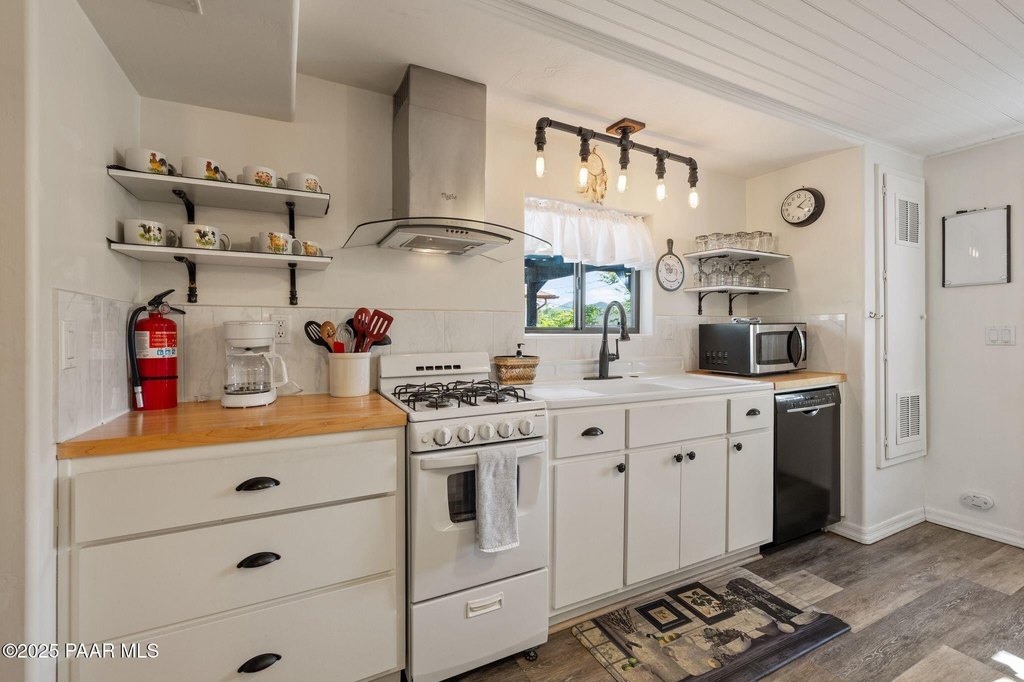 Prescott, Arizona, 86303, United States, 4 Bedrooms Bedrooms, ,2 BathroomsBathrooms,Residential,Forsale,1886199