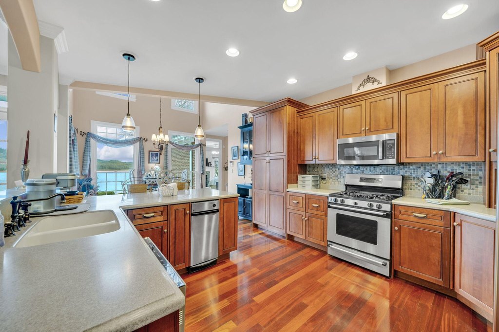 Mooresburg, Tennessee, 37811, United States, 3 Bedrooms Bedrooms, ,5.5 BathroomsBathrooms,Residential,Forsale,2001098