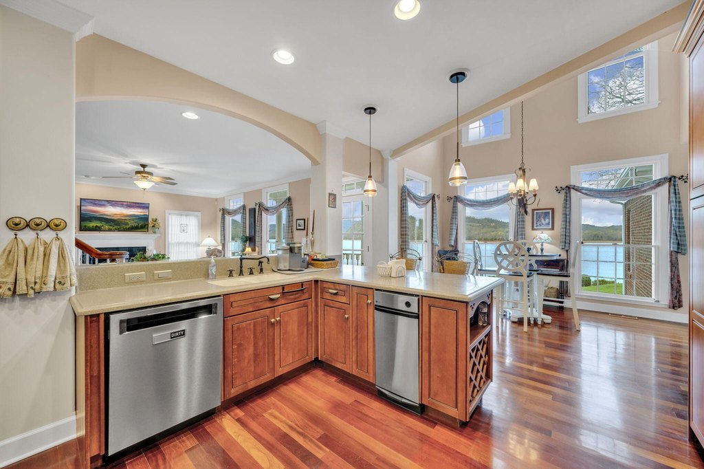 Mooresburg, Tennessee, 37811, United States, 3 Bedrooms Bedrooms, ,5.5 BathroomsBathrooms,Residential,Forsale,2001098