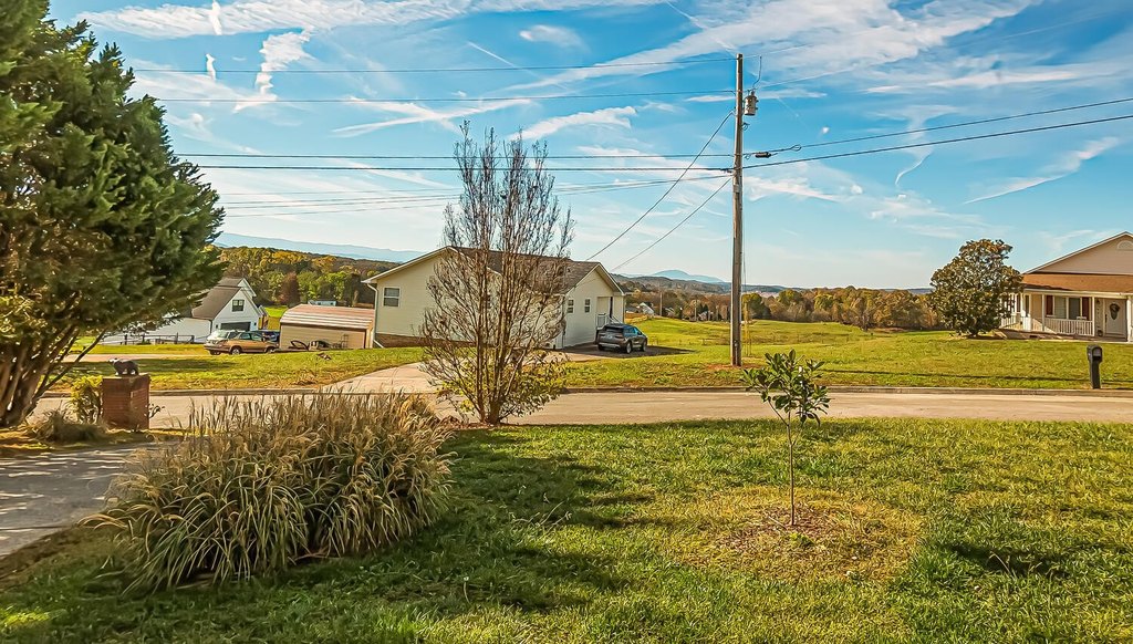 Dandridge, Tennessee, 37725, United States, 3 Bedrooms Bedrooms, ,4 BathroomsBathrooms,Residential,Forsale,1884080